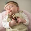 Gehäkelter Greifling Affe CHARLIE in Braun mit schlafendem Baby