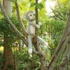 Gehäkelter Kuscheltier-Affe in Grau - im Baum