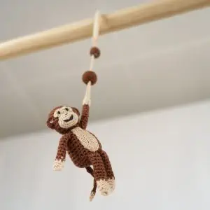 Babyspielzeug ab Geburt Affe braun - aus Sicht des Babys