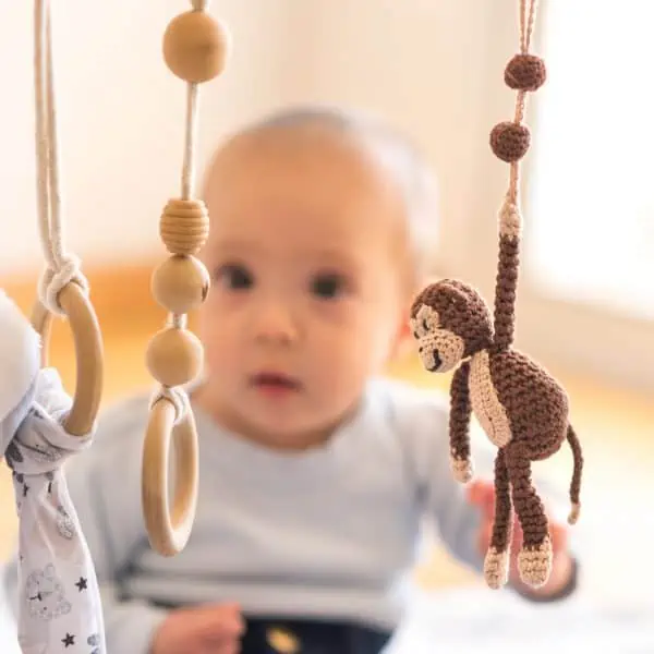 Gehäkelter Spielbogenanhänger Affe CHARLIE in Braun - mit Baby