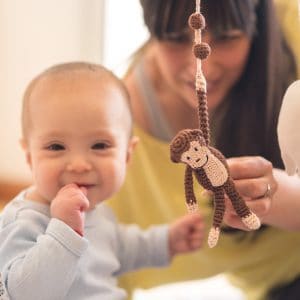 Gehäkelter Spielbogenanhänger Affe CHARLIE in Braun - mit Baby und Mutter