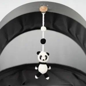 Gehäkeltes Kinderwagenspielzeug Panda PANCHO