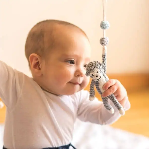 Gehäkelter Spielbogenanhänger AFFE grau - mit Baby