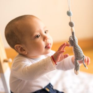 Gehäkelter Spielbogenanhänger AFFE grau - mit Baby beim Spielen