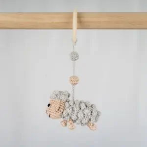 Babyspielzeug zum Aufhängen Schaf grau