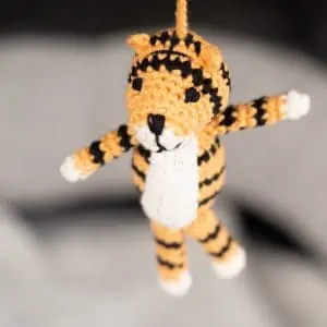 Babyspielzeug zum Aufhängen Tiger