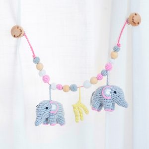 Gehäkelte Kinderwagenkette Elefant JUMBO für Mädchen am Vorhang