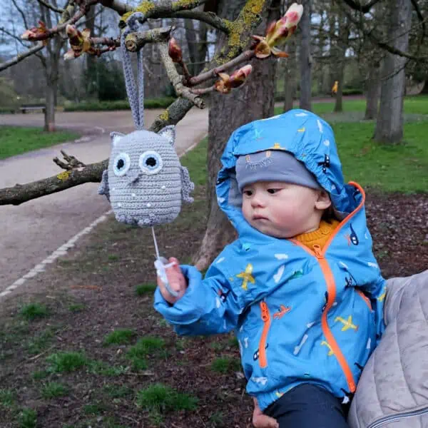 Spieluhr Eule LUNA in Grau - mit Baby in der Natur zu Frühlingsbeginn