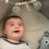 Gehäkelte Kinderwagenkette Eule LUNA in Grau mit Baby