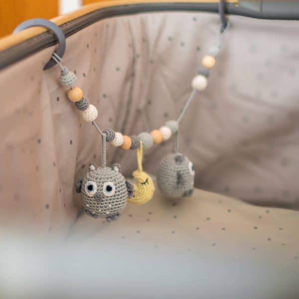 Gehäkelte Kinderwagenkette Eule LUNA in Grau mit Befestigungsringen in der Babyschale