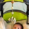 Spielbogenanhänger Faultier grau mit Baby im Kinderwagen