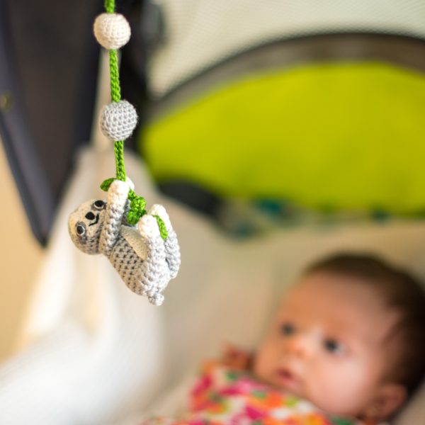 Spielbogenanhänger Faultier grau mit Baby im Kinderwagen 3