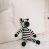 Gehäkeltes Kuscheltier Zebra STRIPEY - auf der Couch