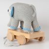 Gehäkeltes Nachziehtier Elefant JUMBO in Blau - von schräg hinten