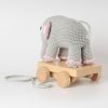 Gehäkeltes Nachziehtier Elefant JUMBO in Rosa - von schräg hinten
