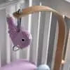 Gehäkelte Spieluhr Vogel BETTY in Altrosa für Mädchen - hängend im Kinderbett von oben