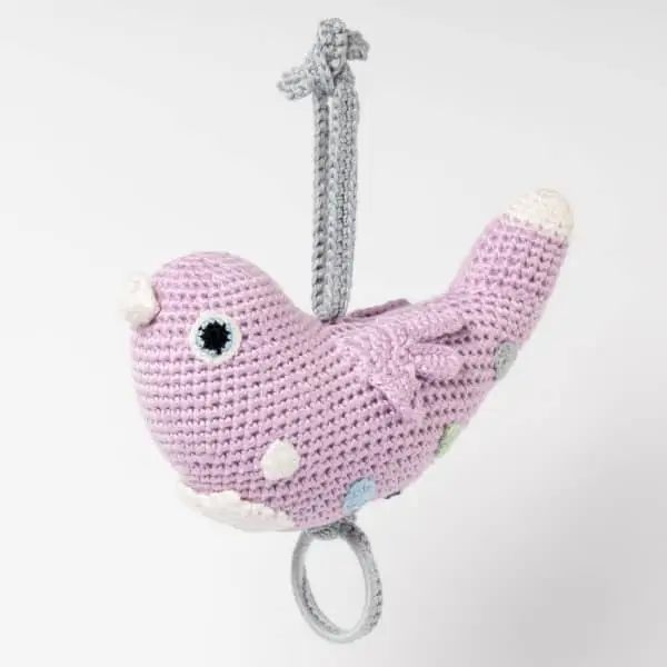 Gehäkelte Spieluhr Vogel BETTY in Altrosa für Mädchen - hängend im Kinderbett von vorne