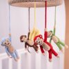 Gehäkeltes Baby-Mobile - Affen und Bananen - im Kinderbett