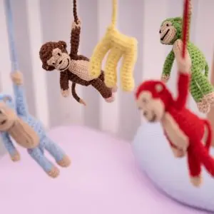 Gehäkeltes Baby-Mobile - Affen und Bananen - im Kinderbett - Großaufnahme