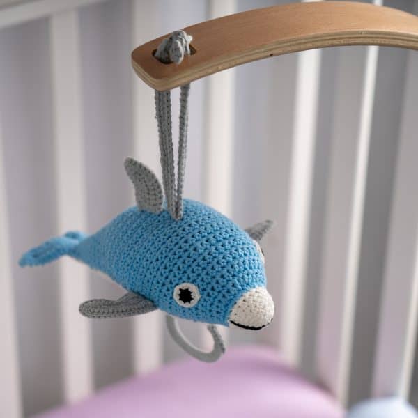 Gehäkelte Spieluhr Delfin DOLPHY in Blau für Jungen (im Kinderbett)