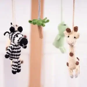 Gehäkeltes Baby-Mobile SAFARI 2 - Zebra STRIPEY und Giraffe SPOTTY