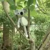 Gehäkeltes Kuscheltier Koala COCO - im Baum