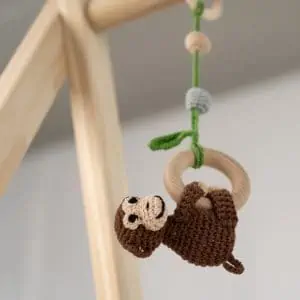 Babyspielzeug ab Geburt Affe braun - aus Babys Perspektive