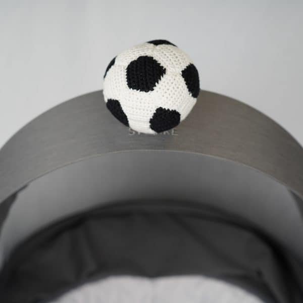 Gehäkelter Fussball in Schwarz-weiß - auf Kinderwagen-Verdeck