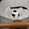 Gehäkelter Fussball in Schwarz-weiß - im Kinderwagen