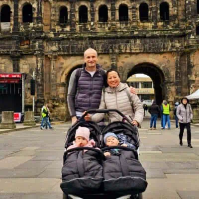 Familie in Trier vor der Porta-Nigra