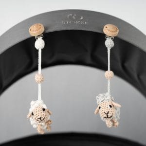 Gehäkelter Spielbogenanhänger Schaf DOLLY in Grau und Weiß