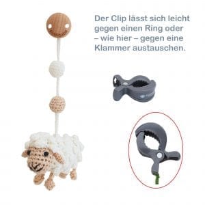 Gehäkelter Spielbogenanhänger Schaf DOLLY in Weiß - von vorne