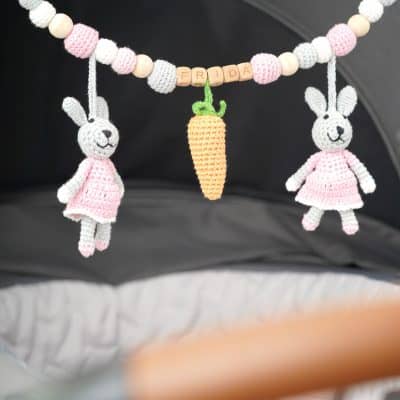 Gehäkelte Kinderwagenkette Hase BIBI in Rosa - personalisiert mit Name FRIDA - perspektivisch