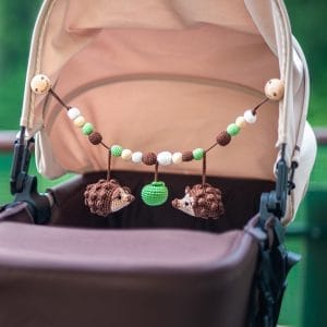 Gehäkelte Kinderwagenkette Igel HARRY - im Kinderwagen