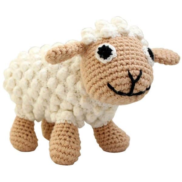 Gehäkeltes Schaf-Kuscheltier mit Rassel (weiß)