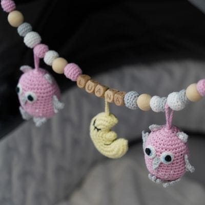 Gehäkelte Kinderwagenkette Eule Rosa - personalisiert mit Name LUANA