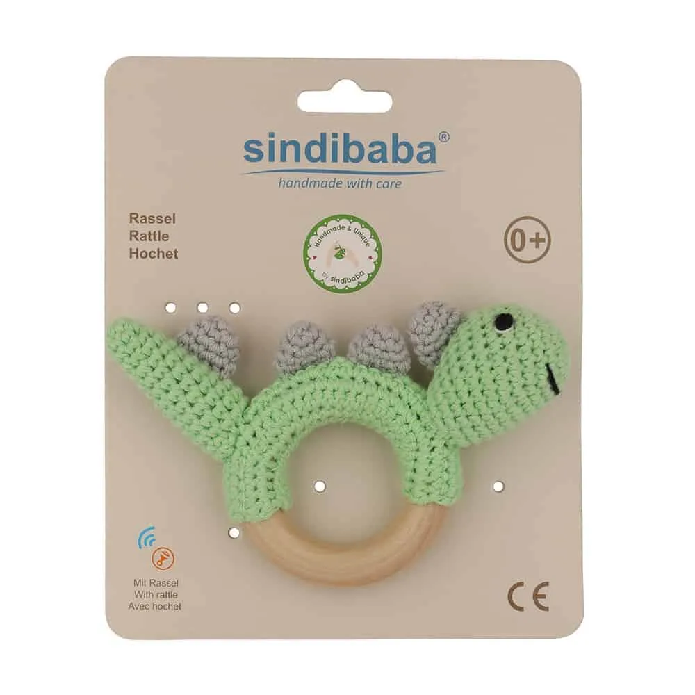 Gehäkelte Dinosaurier-Rassel mit Greifring aus Holz (grün) in Verpackung