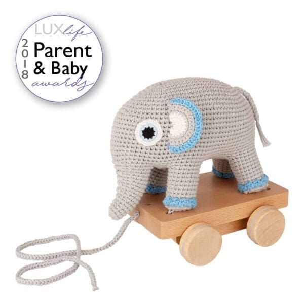 Gehäkeltes Nachziehtier Elefant JUMBO in Blau - mit 2018 Award-Logo