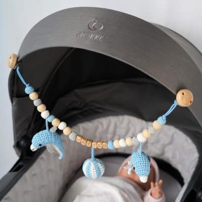 Gehäkelte Kinderwagenkette Delfin DOLPHY in Blau - personalisiert mit Name MATTEO