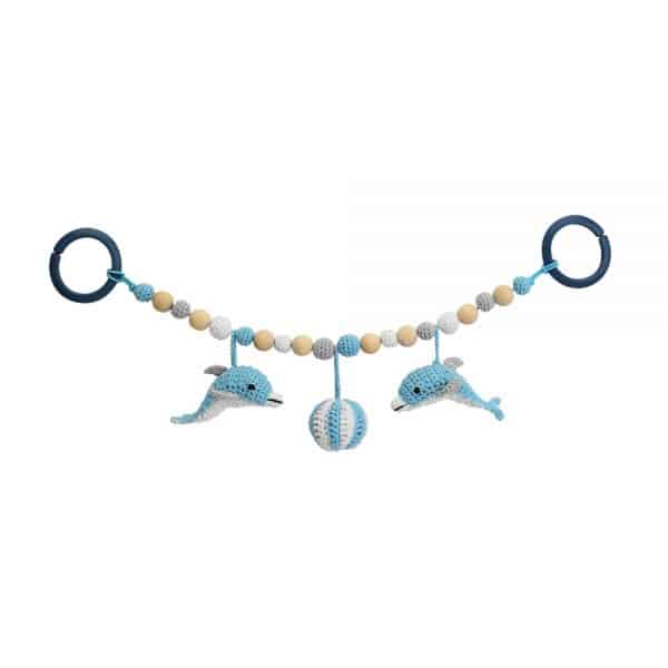 Gehäkelte Kinderwagenkette mit Delfinen & Ball (blau, Rasselgeräusch)