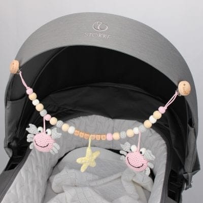 Gehäkelte Kinderwagenkette Krabbe PINCER in Rosa - personalisiert mit Name GIULIA