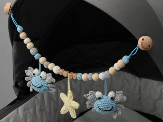 Gehäkelte Kinderwagenkette Krabbe PINCER in Blau personalisiert mit Vorname MIKA