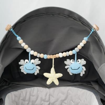 Gehäkelte Kinderwagenkette Krabbe PINCER in Blau personalisiert mit Name TONI