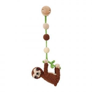 Gehäkelter Spielbogenanhänger Faultier SLEEPY in Braun