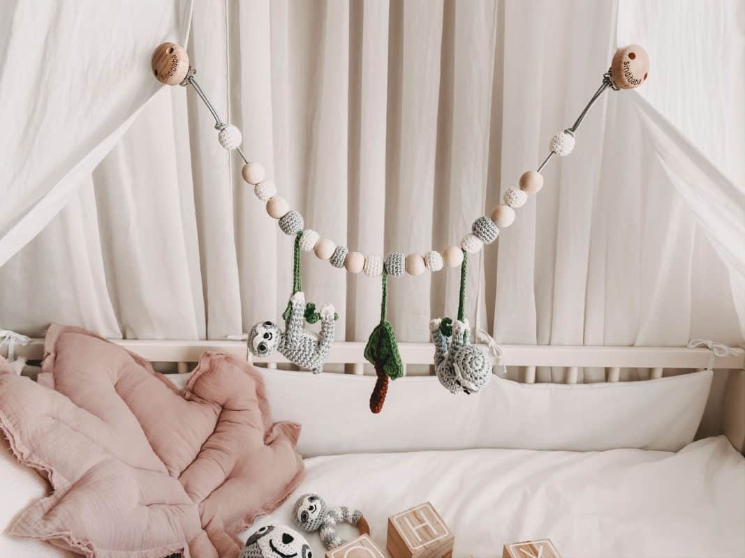 Sindibaba gehäkelte Kinderwagenkette Faultier Sleepy grau