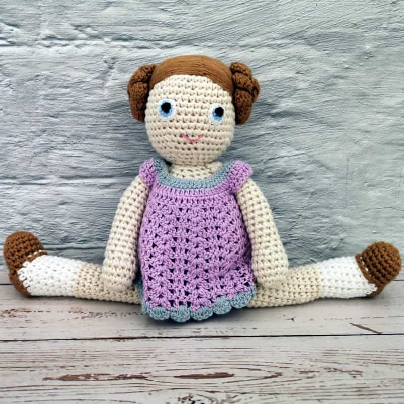 Spielpuppe DERA beim Stretching
