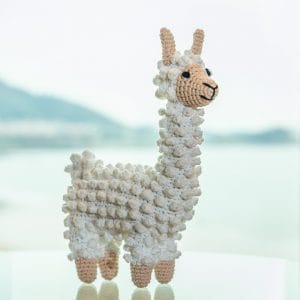 Gehäkeltes Kuscheltier Lama LUKE - Panoramablick