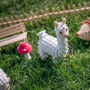 Gehäkeltes Kuscheltier Lama LUKE - im Rasen