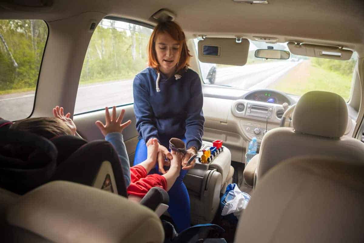 Babyspielzeug für unterwegs: Mutter und Kind im Auto