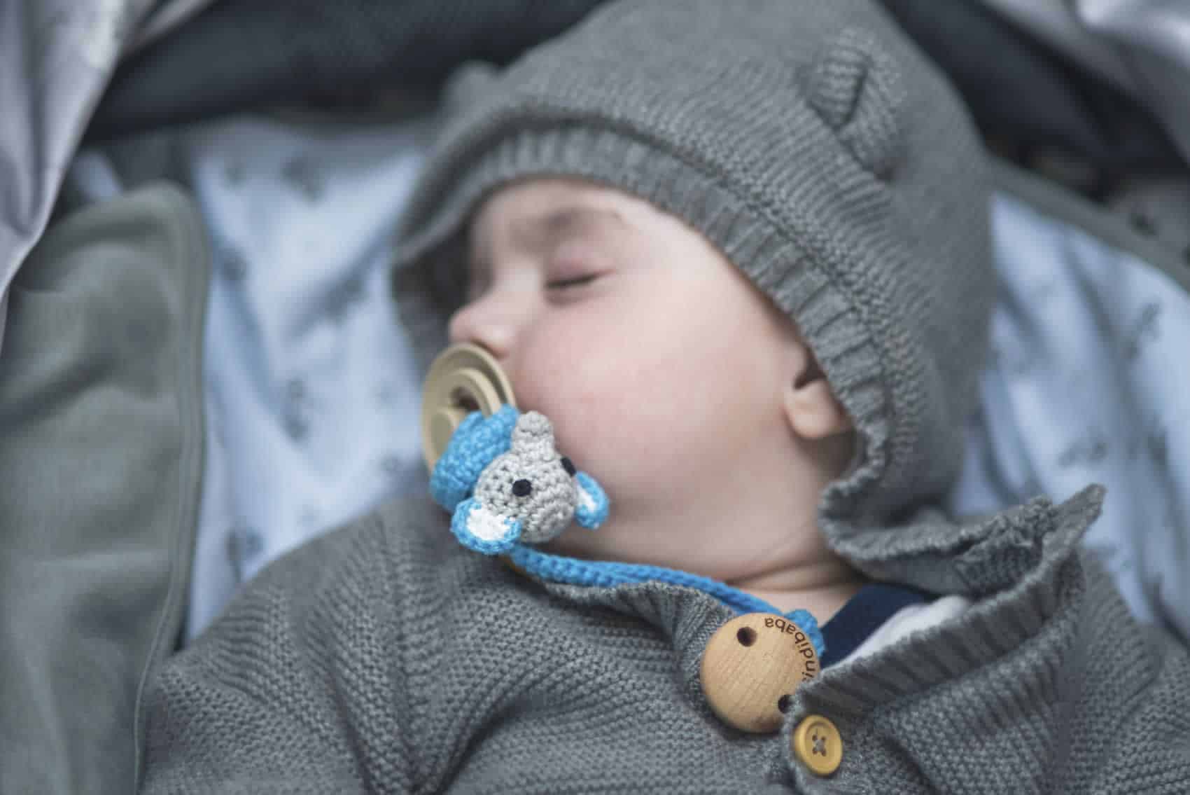 Schlafendes Baby im Kinderwagen mit Elefanten-Schnullerkette (Kategorie-Bild)